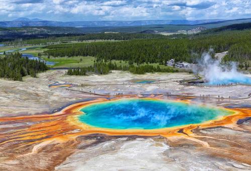 Yellowstone's Grand Prismatic Spring Photo: Adobe Stock