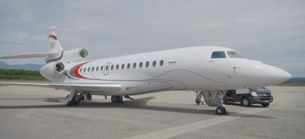 Dassault Pilots Fly Falcon 8X into Geneva